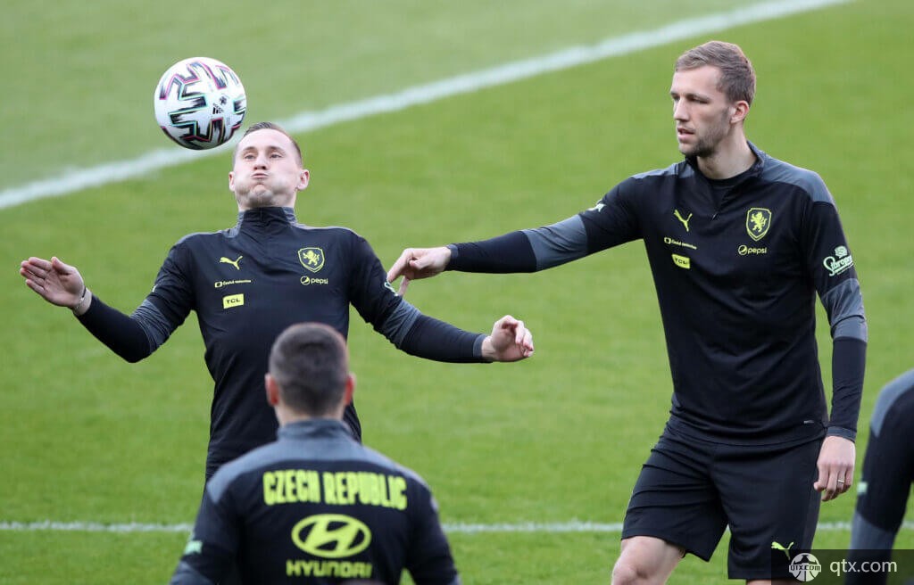 以其雄厚的 以其雄厚的